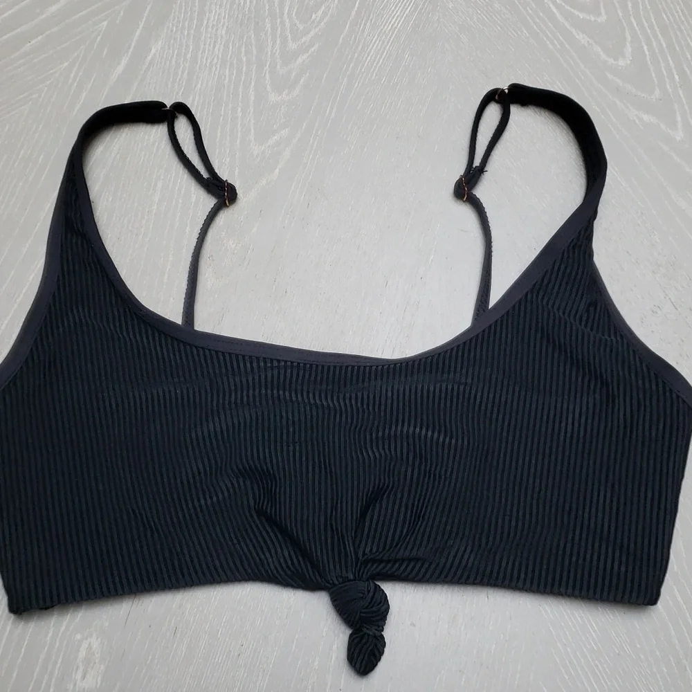 Frankie’s Bikinis Frankies Bikini knot Top in Black, size medium